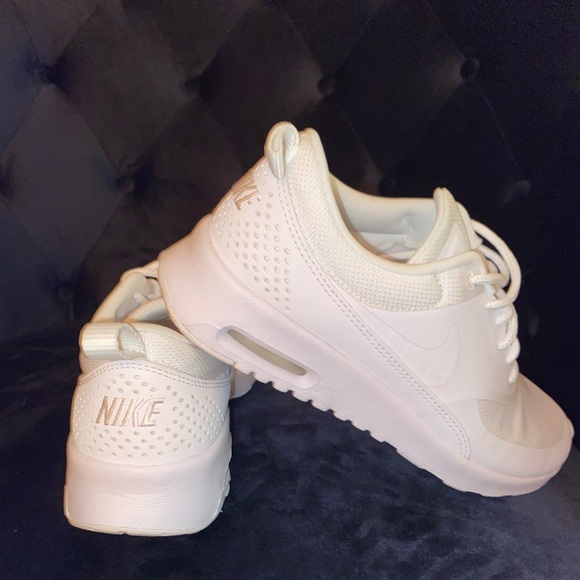 Women’s size 6 white Nike AirMax sneakers - Picture 4 of 7